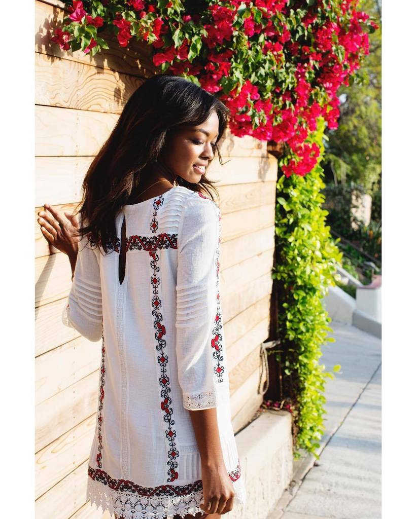 Summer summer summer. Ok, we're a little excited that it's finally Summer in Chi. Tap for frets on the dress 🌺🌺🌺
