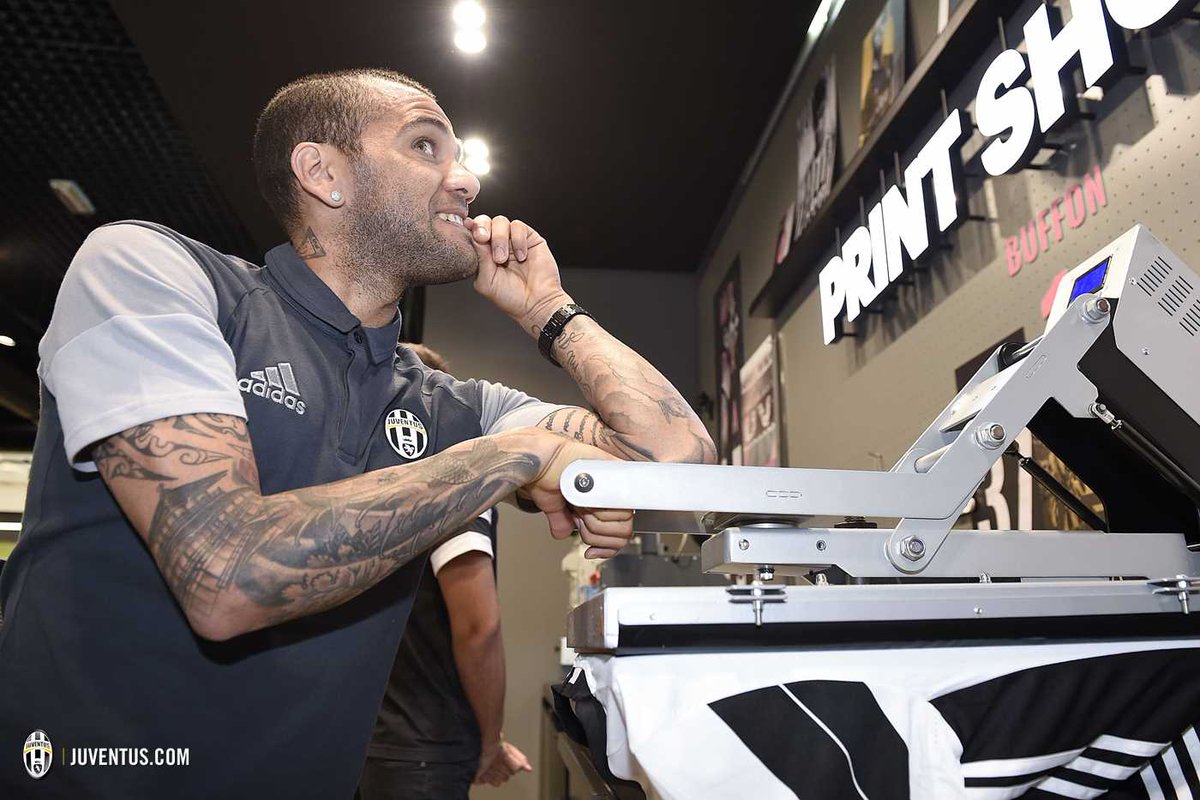 juventusfc's tweet photo. .@DaniAlvesD2, su: https://t.co/J4iZpCjE9l personalizzazione e spedizione immediata. Dacci un occhio 😏 #BemVindoDani https://t.co/yCpH2qVg6D