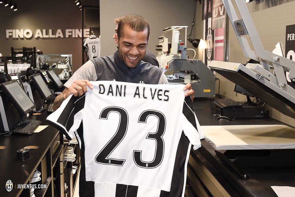 juventusfc's tweet photo. .@DaniAlvesD2, su: https://t.co/J4iZpCjE9l personalizzazione e spedizione immediata. Dacci un occhio 😏 #BemVindoDani https://t.co/yCpH2qVg6D