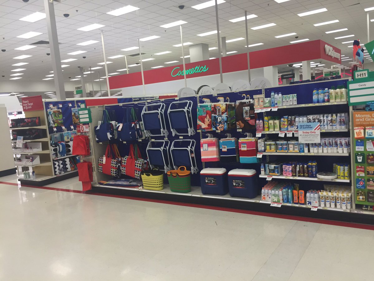 BrOwen104's tweet photo. When your empty in the back and full on the floor! #D129CoinChasers #Summer @kaitward16 @Amandajoberry @AmberHafron https://t.co/eZhKdBiVbL