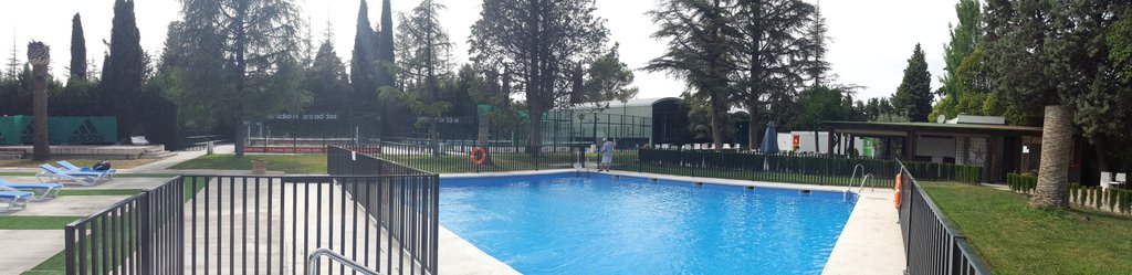 Jugar al #padel y luego darse un chapuzón es un lujo. Y más en un sitio como <a href="/cdcortijoaire/">CD Cortijo del Aire</a> 🌞😎 
@adidas_padel