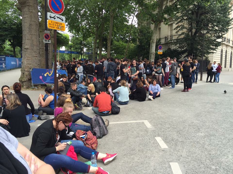 Los fans esperando para ver a Muse 😍🗼