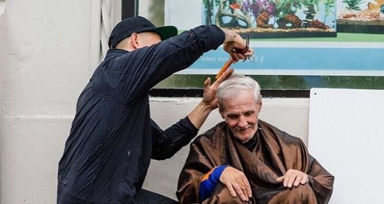HuffPostUKLife's tweet photo. Celebrity hair stylist gives free haircuts to the homeless https://t.co/J1BAos7kJ8 https://t.co/WUbYINXa1C