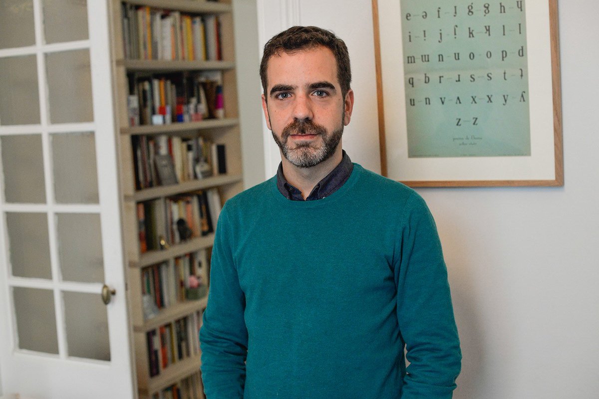 Dicen que sus poemas son intimistas y punzantes, hoy entrevistamos a Eduard <a href="/escoffet/">eduard escoffet</a>. 
goo.gl/CLtHcQ