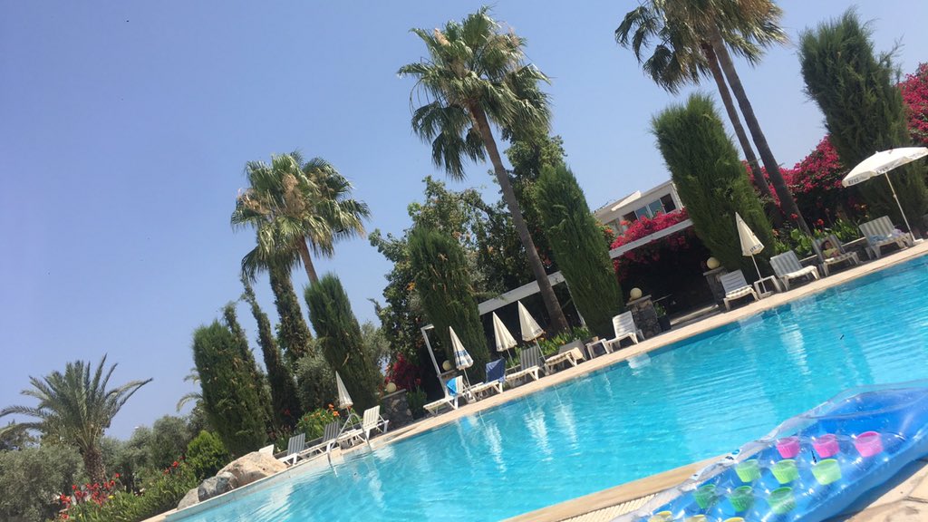 CloeMillar's tweet photo. 🤗🍹 https://t.co/CciSQwk0BO