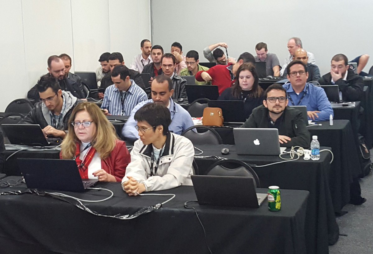 GeertjanW's tweet image. Half of the crowd at the full @OracleJET hands on lab at #oowBR #JavaOneBR.