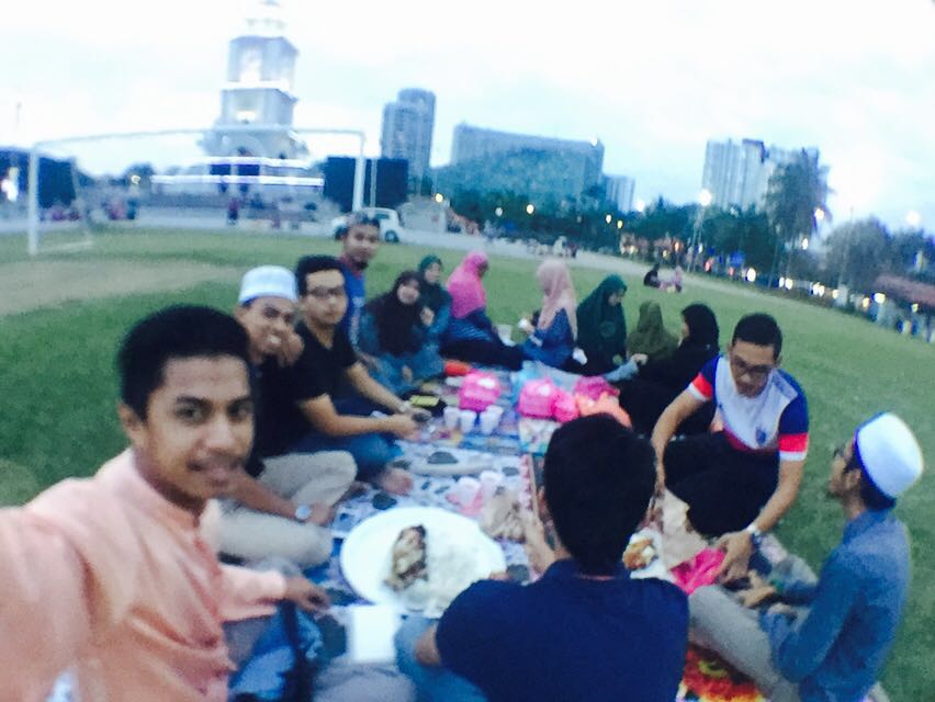 azharmahat5463's tweet photo. Thankz for iftar today. .
#ukhuwahmenyatukankita https://t.co/Fo9BzlU7u4