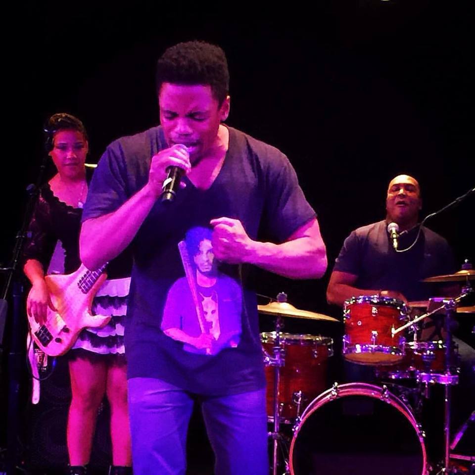 SteppenwolfThtr's tweet photo. @GaryatBoothOne &amp; Roscoe w/ ens member #JonMichaelHill. Chat CONSTELLATIONS and #TheWolves. https://t.co/xaod5kWAUB https://t.co/tuvjJlhmhf