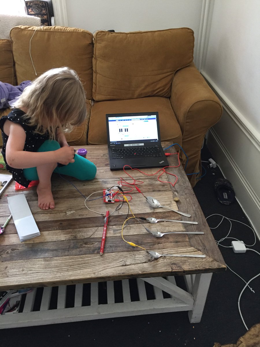 digitalpadagog's tweet photo. Hurtig leg med #makeymakey 😉 den menneskelige tromme😂 inden #workshop på @RingstedBib i morgen #digileg #digifar https://t.co/uS7mZnZaEN