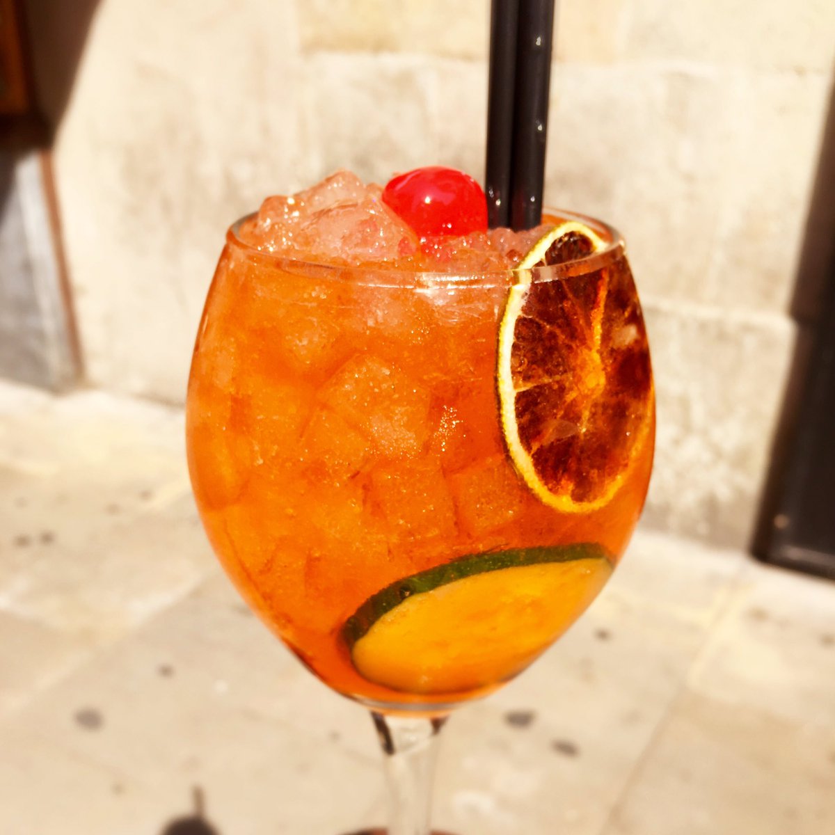 alsurcafebcn's tweet photo. ¿Cómo aguantar el calor? ¡Con un #Brunchtail #delicioso! #Cucumber-#Spritz en Alsur Café (Palau). 😍 #LQQCQ https://t.co/JXyhkcVtq1