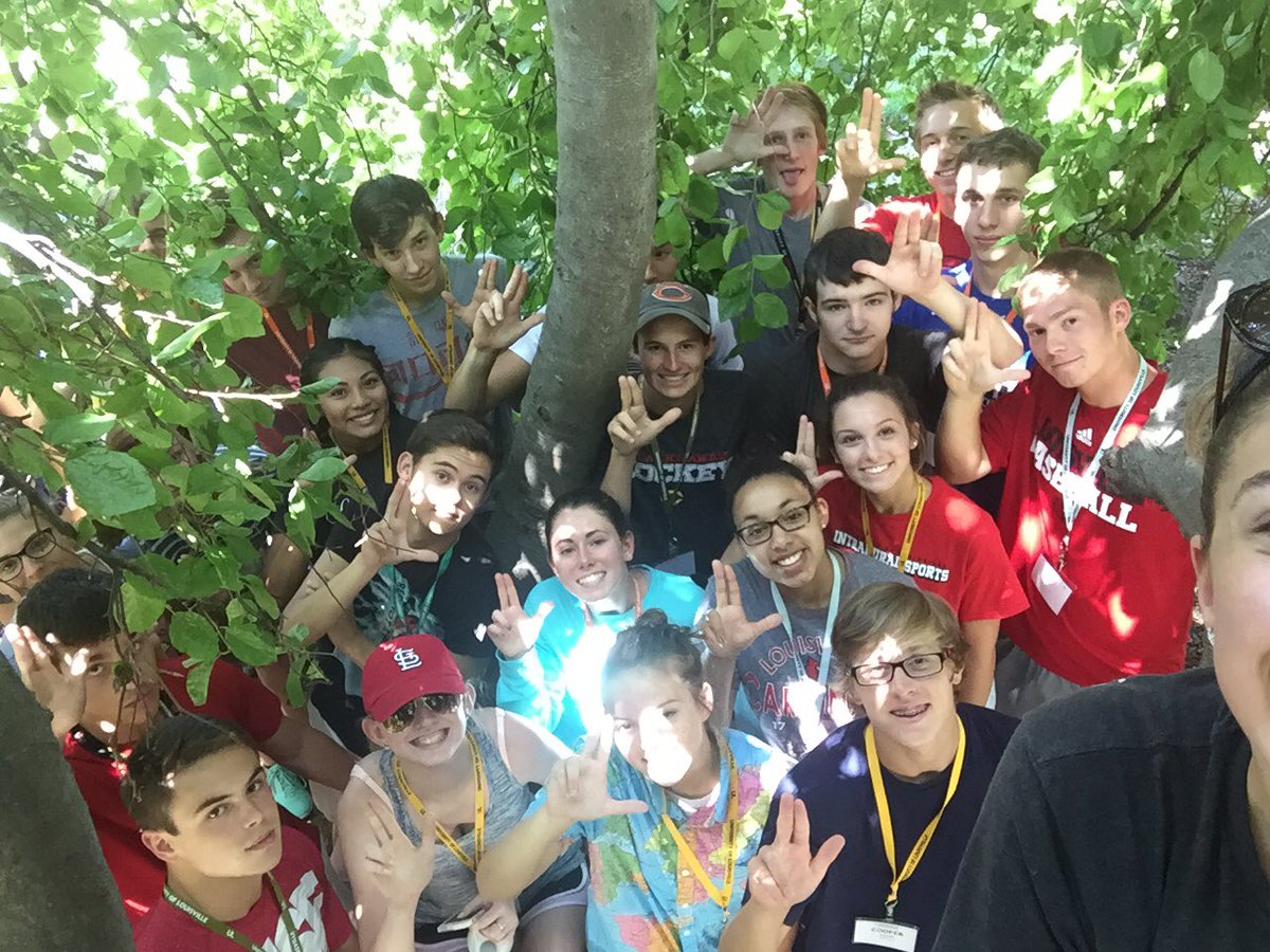 UofL_JMorg's tweet photo. Birds of red, nestin' 4ev #3sacrowd #cardinalchallenge #uoflorientation https://t.co/WYTPMSJy8V