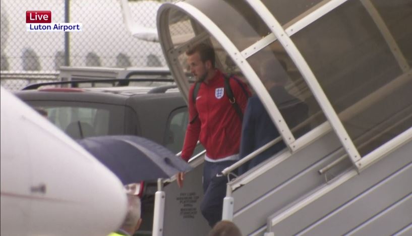 Bolanet's tweet photo. #SekilasBolanet Dikabarkan Skysport: Para Punggawa Three Lions tiba di Bandara Luton kota London. 

Mudik Lebaran https://t.co/IHQao5ONdC