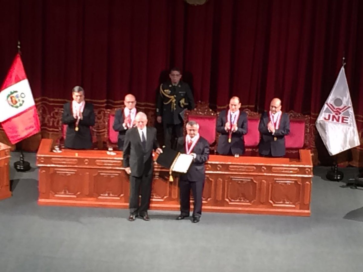 JNE_Peru's tweet photo. Proclamación y entrega de credenciales al Presidente de la República https://t.co/Tx54OUD393