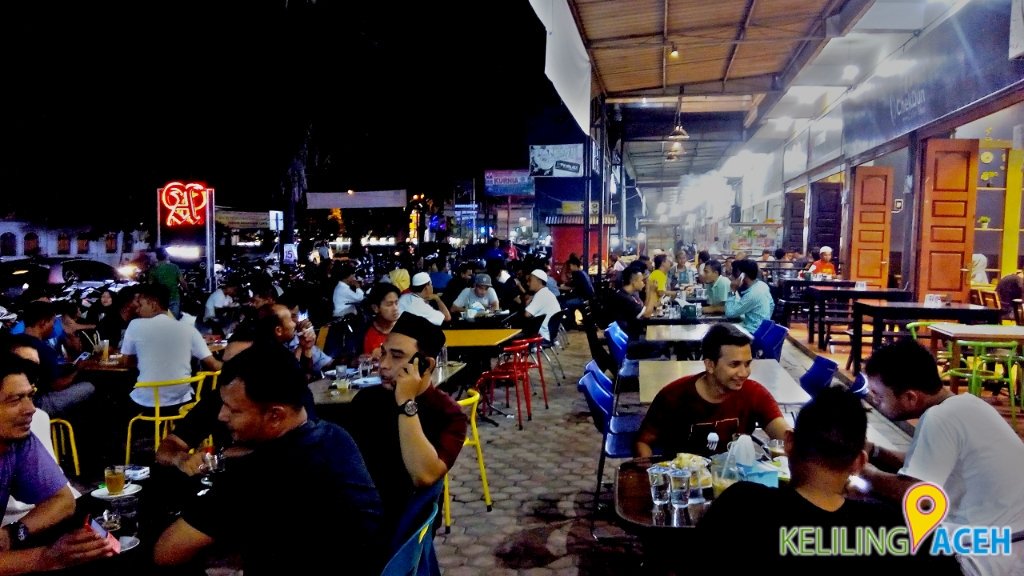 Keliling_Aceh's tweet photo. Tradisi ngopi usai shalat Tarawih, warkop full #kelilingaceh #bireuen #coffeelovers #warkop #coffee #thelightofaceh https://t.co/fQTZamYZe4