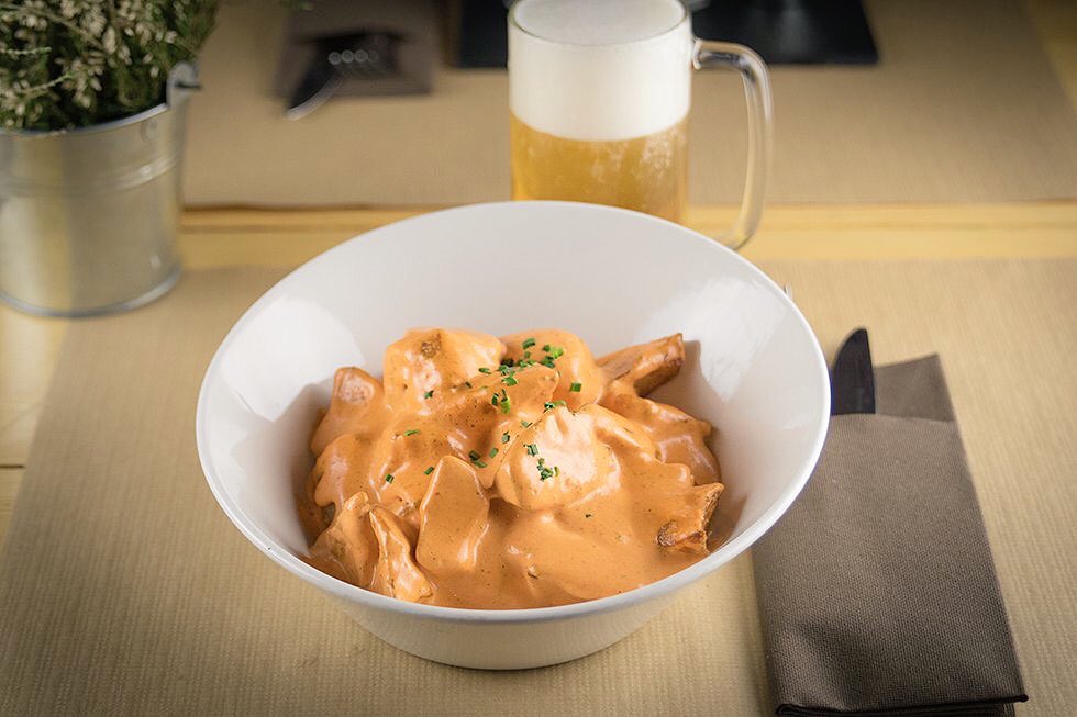 toptenmadrid's tweet photo. Con la resaca de la derrota de #España, que el ánimo no decaiga... Patatas con salsa de chipotles y cerveza fría! https://t.co/pU7SiR4YQm