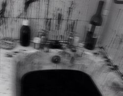 اللَونْ الأسْوَد أعْمَقْ بكَثِيرْ مِن أن تَطْفّوا عَلَيه الأحْزَان الأسْوَد يَخْفِي كُل شَئ بدَاخِله بحجّة أنَاقَته