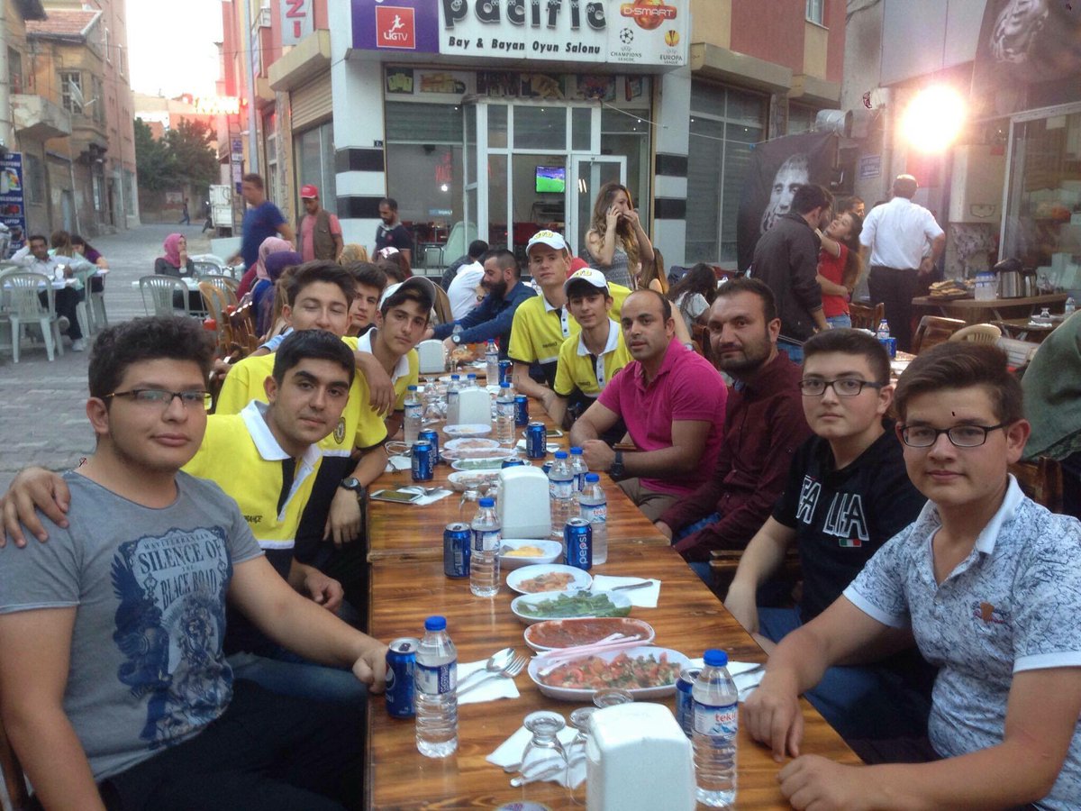 Lisegfbcom's tweet photo. Niğde Lise GFB, iftar yemeğinde bir araya gelerek Sefa Reis'e hayır duası aldı ve fikir alışverişi yaptı. https://t.co/SJjw1RwJf9