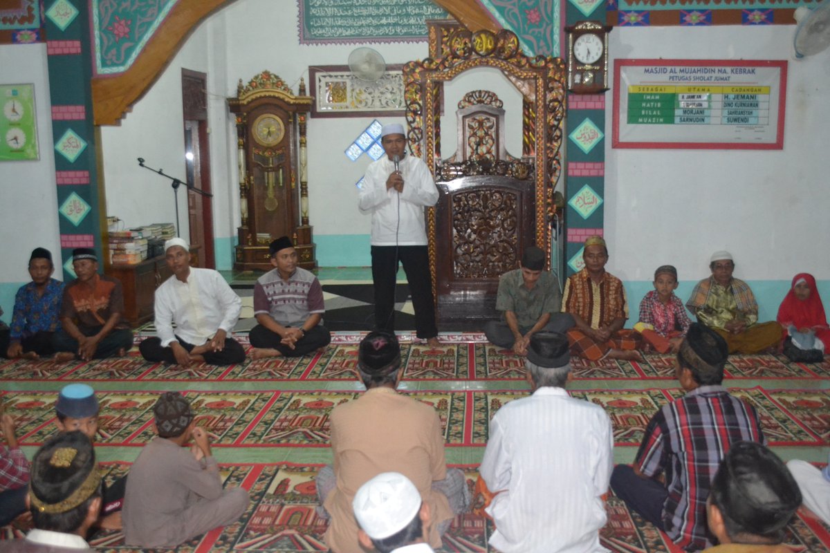 HumasResMlw's tweet photo. safari ramadhan kapolres melawi beserta anggota di masjid al jami mujahidin di desa keberak kec belimbing kab melawi https://t.co/NYGhLbDoCv