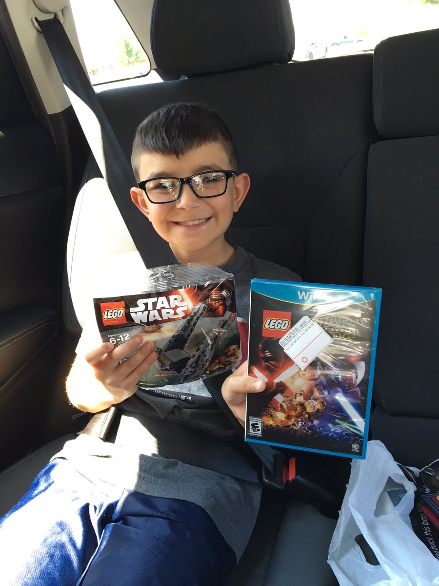 sarah_m_bentley's tweet photo. The day has finally arrived! #LEGOStarWarstheforceawakens #preorderperks #LEGOStarWars #StarWarsKid https://t.co/kvRygCQ1TK