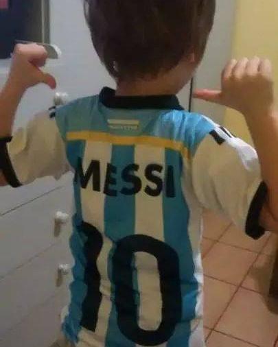 AlvAlecha's tweet photo. Mi sobrino sueña con ser como vos! Por ellos... #NoTeVayasMessi https://t.co/1P9pYc42sO