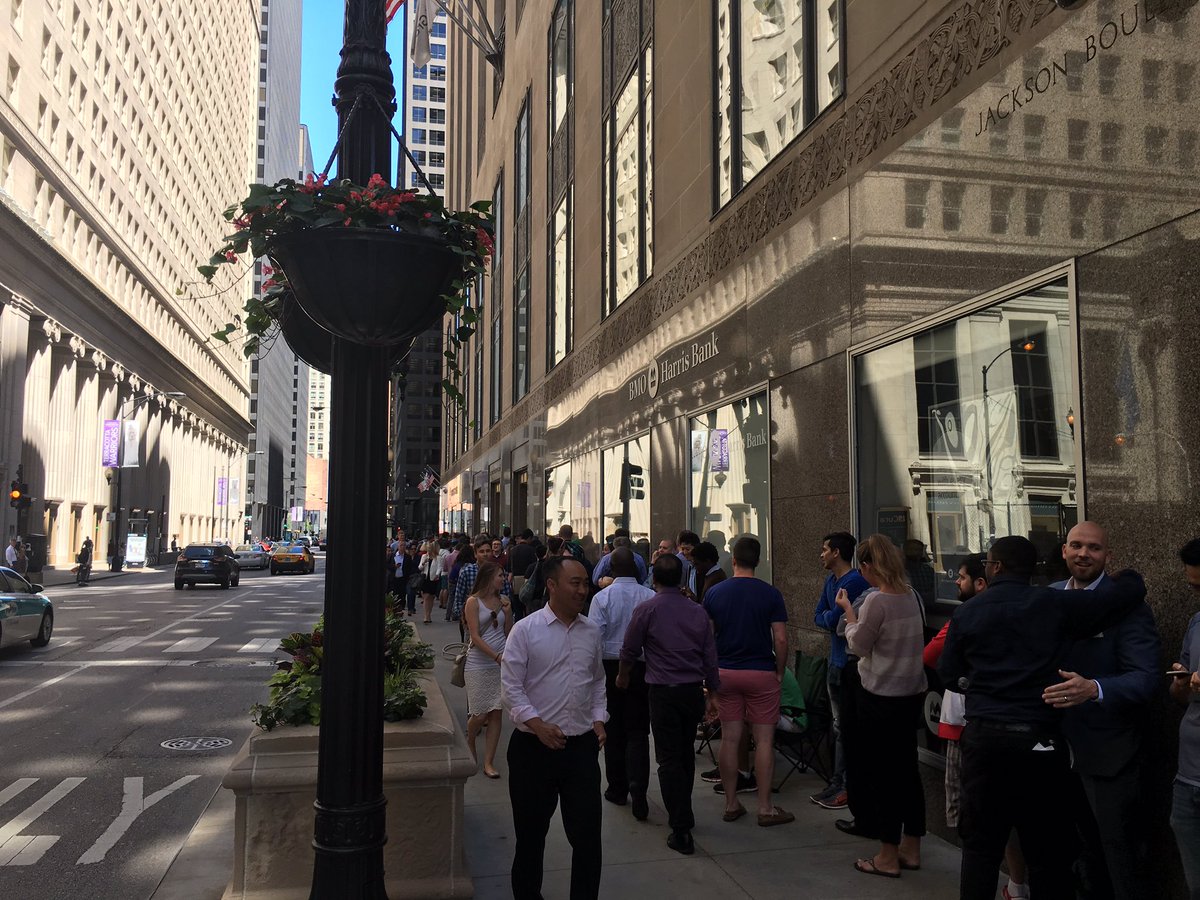 zachlmoss's tweet photo. In line for a free @nest! #itdoesntgetcooler https://t.co/EAe230eOX2