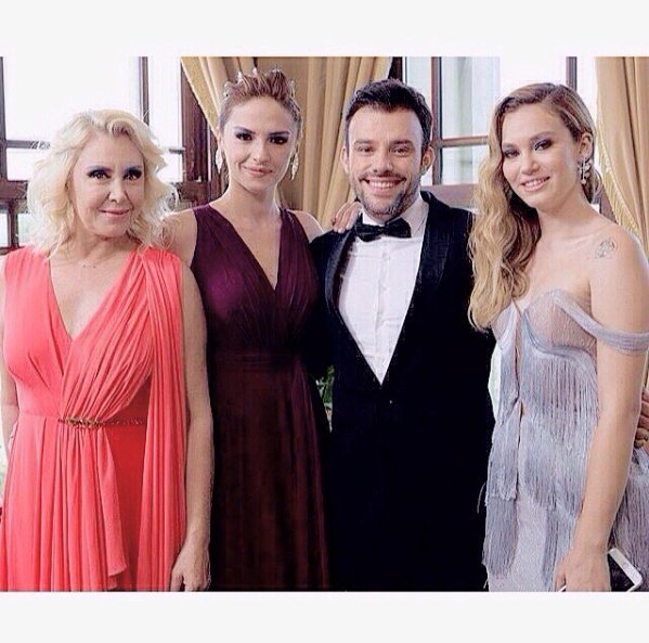 parodiyasemin's tweet photo. Görüşmek dileğiyle #KiralıkAşk ailesi 
@parodisinann @ParodiNeriman @parodidefne @parodisude @parodiomer https://t.co/mZFt4wDlBT