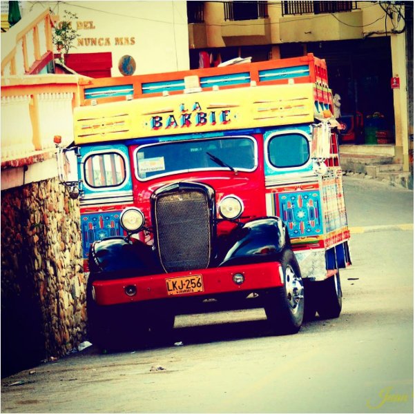 colombia_travel's tweet photo. Da un paseo en una #chiva, un transporte lleno de música y color. #ColombiaEsRealismoMágico Vía: IG @WujuancaMorales https://t.co/0xDJkfUd03