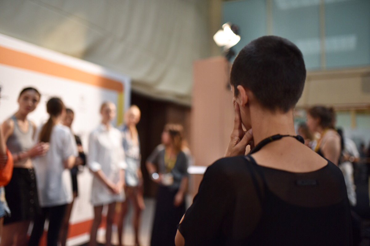 AnnaCodorniu_ES's tweet photo. ¡Últimos detalles y todo listo para que empiece el desfile de @miriamponsa! #Anna080 @080_bcn_fashion https://t.co/wrFq8OT9TO