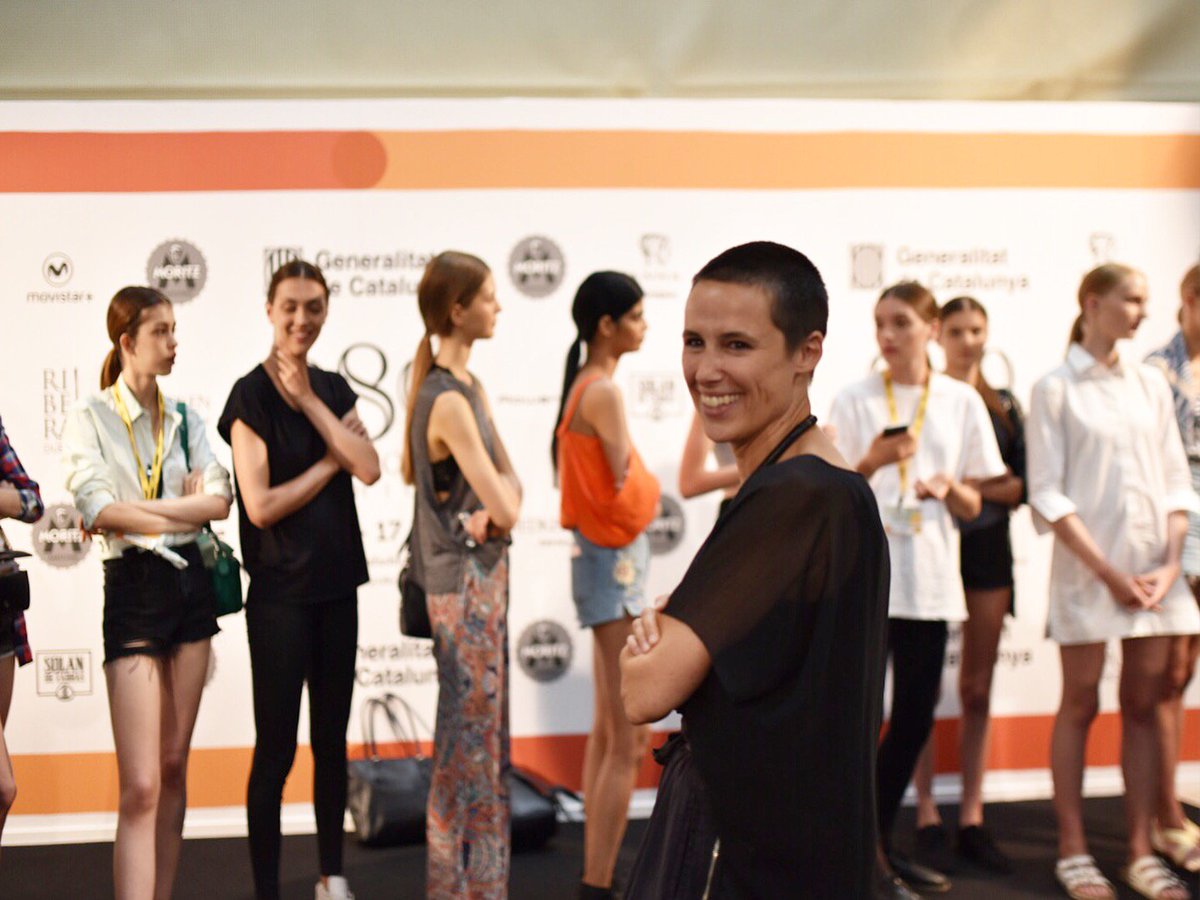 AnnaCodorniu_ES's tweet photo. ¡Últimos detalles y todo listo para que empiece el desfile de @miriamponsa! #Anna080 @080_bcn_fashion https://t.co/wrFq8OT9TO