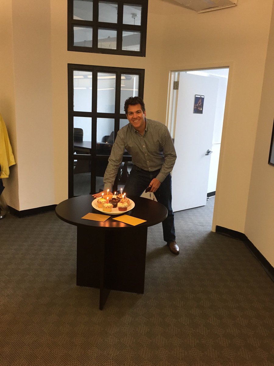 SocialbakersUS's tweet photo. No no we don't bake cakes, but we do crush cupcakes when it's the Boss' Bday!! #LikeABoss #insidebakers #Merica 🇺🇸 https://t.co/8OX6uoppvd