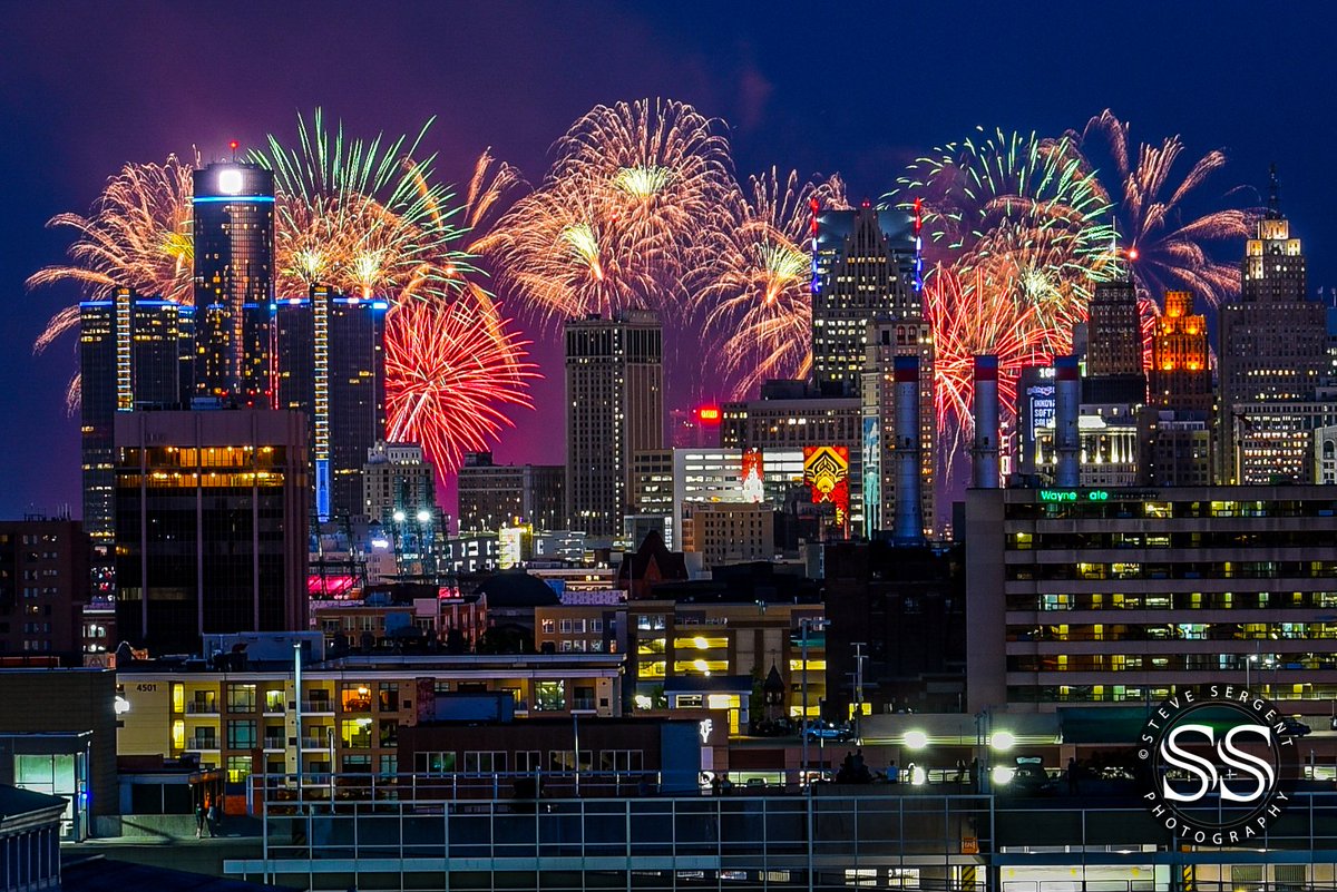 Full gallery of Detroit's 2016 Ford Fireworks tinyurl.com/hdewf8g <a href="/ParadeCo/">The Parade Company</a> <a href="/Local4News/">Local 4 WDIV Detroit</a> #detroitfireworks