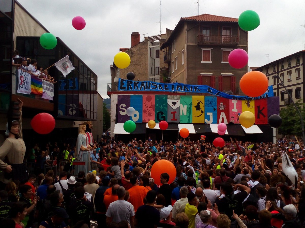 txintxarrieus's tweet photo. #lasarteoria #SPJ16 hasi dira. Txupinarekin eztanda egin du jaiak. https://t.co/WRkxbGeUTH