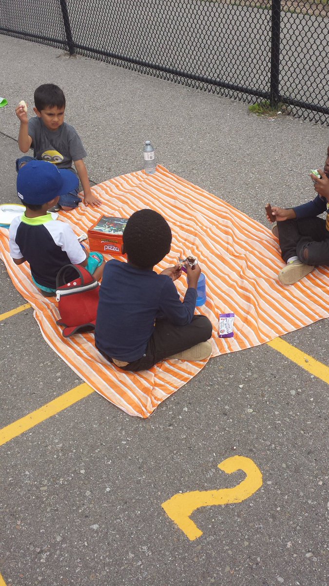BrebeufFDK101's tweet photo. Enjoying our snack on our picnic blankets! https://t.co/vvI6TMQiId