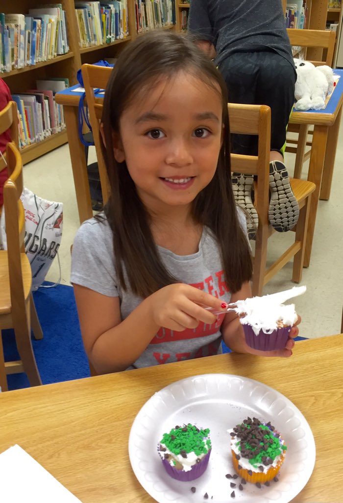 amy_auchter's tweet photo. With Mrs. Boesso at BF as we read stories &amp; create yummy treats to go with them! #weare44 #summerlibrary #BFLRC https://t.co/Kw7PyYycc1