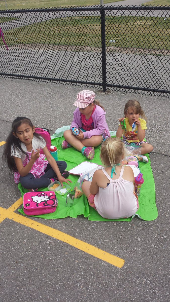 BrebeufFDK101's tweet photo. Enjoying our snack on our picnic blankets! https://t.co/vvI6TMQiId