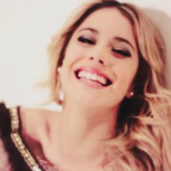 tinitapriority's tweet photo. Capaz tu ídola tenga un gran cuerpo, pero la mía tiene el poder de hacerme feliz simplemente sonriendo💜 https://t.co/zStLSBpuYy