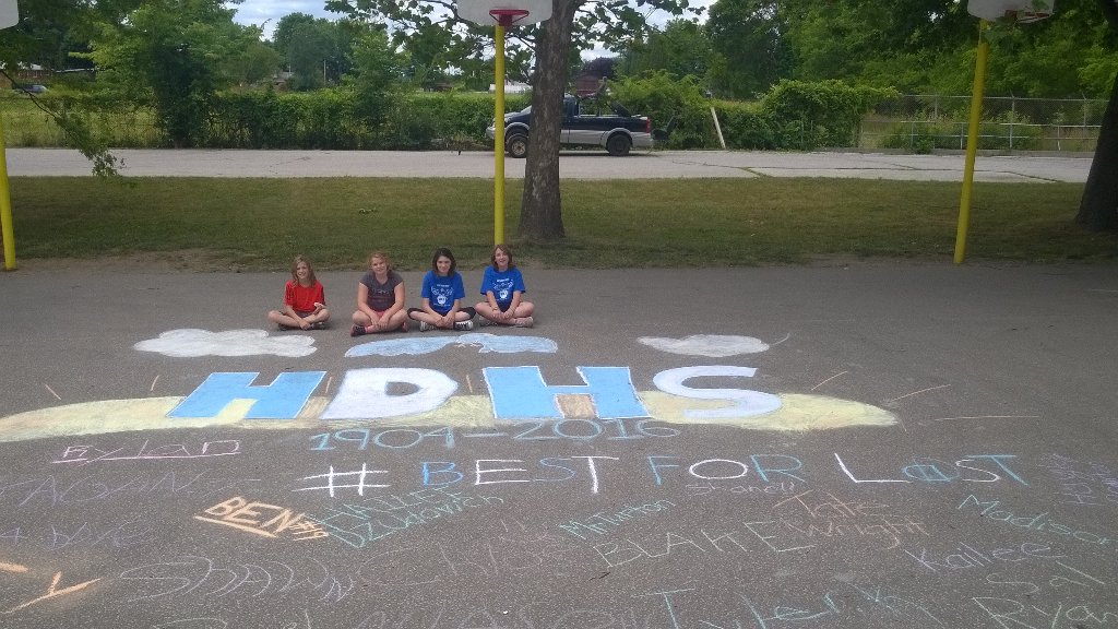 harrowhawks1's tweet photo. 7T creates a sidewalk chalk mural. A lasting memory. #best4last #socreative https://t.co/G92TElP2D6
