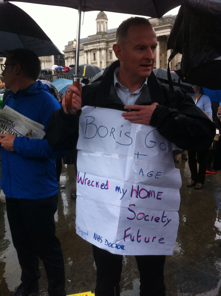 BryonyHoskins's tweet image. We are Europeans @Trafalgar square in the rain #euref @N4CM @LdnStrongerIn @UoR_SSciences @UoR_Law