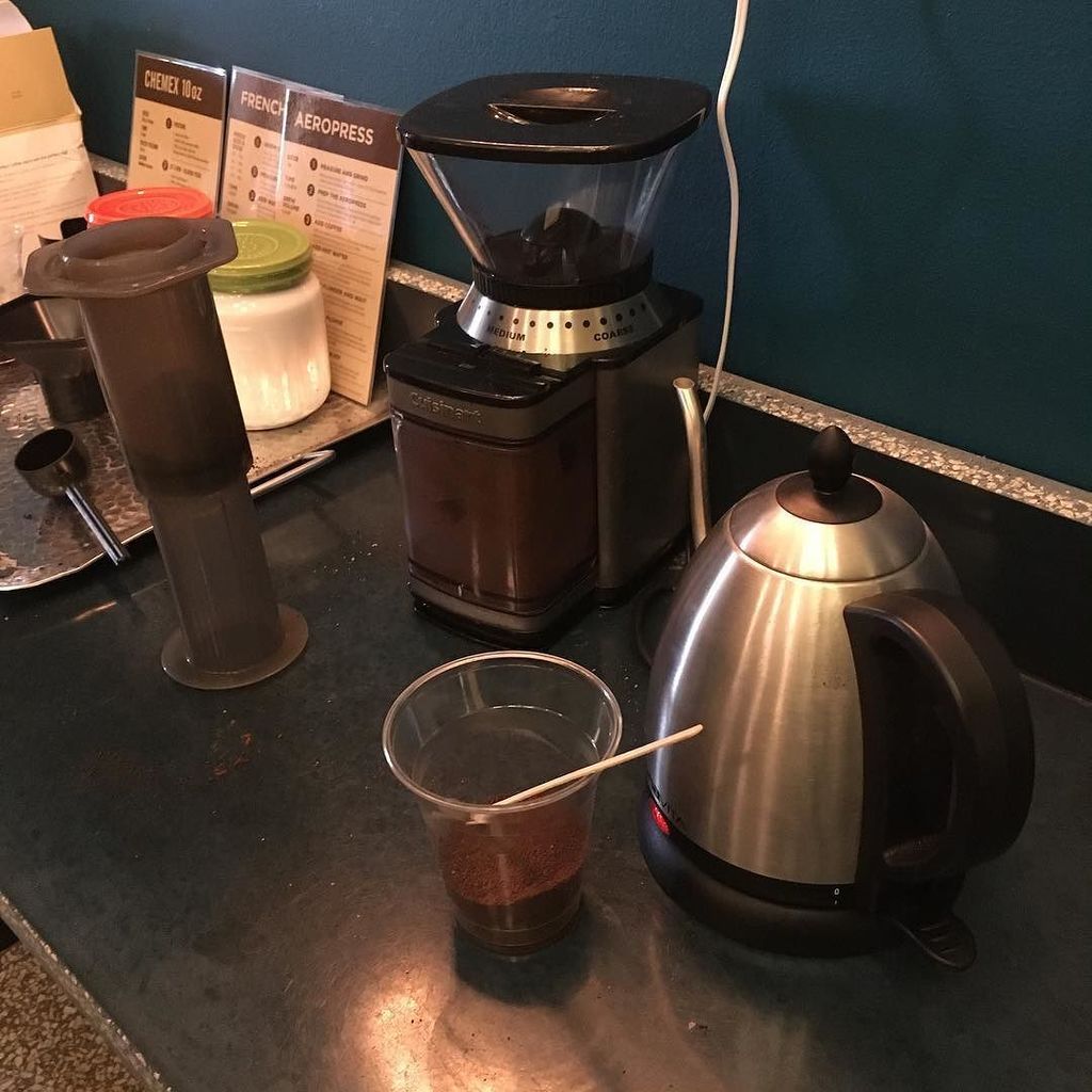 kidpollo's tweet photo. I'm starting to like this morning chemistry ritual. #aeropress #coffee #onlydecaf https://t.co/VrDXoQ18v5 https://t.co/mmUJsWsbTY