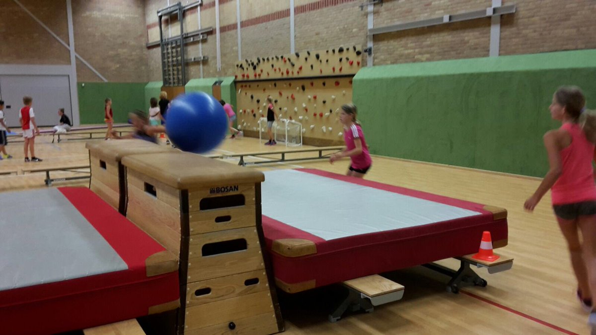Jolynnxx's tweet photo. Tafelen, niet op het plein maar tijdens de gym! Groep 6 vond het geslaagd!! @OBSDeSlinger https://t.co/lH5WwKY9F3