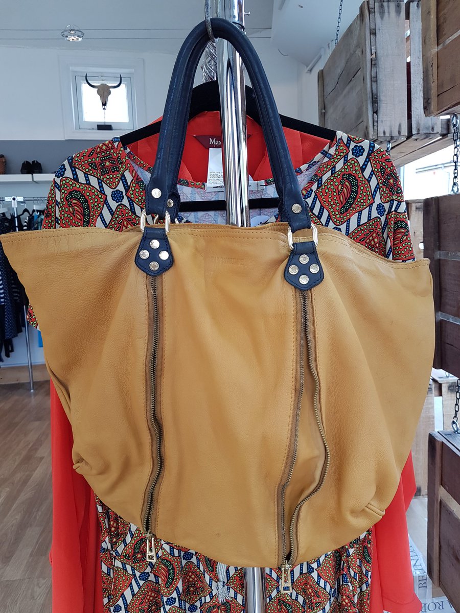 graciesreigate's tweet photo. Zadig Voltaire leather shopper. #newbag #reigate #designerbargain https://t.co/WtzP8DfsTD