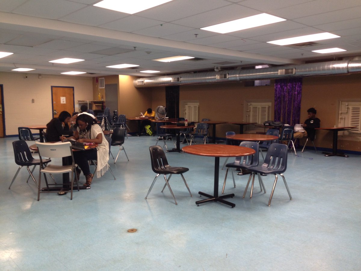 MNICFellows's tweet photo. When everyone wants to go to summer school &amp; you have to use the caf for a class #PromiseFellow #goodproblemtohave https://t.co/wN1Wbq7Dtn