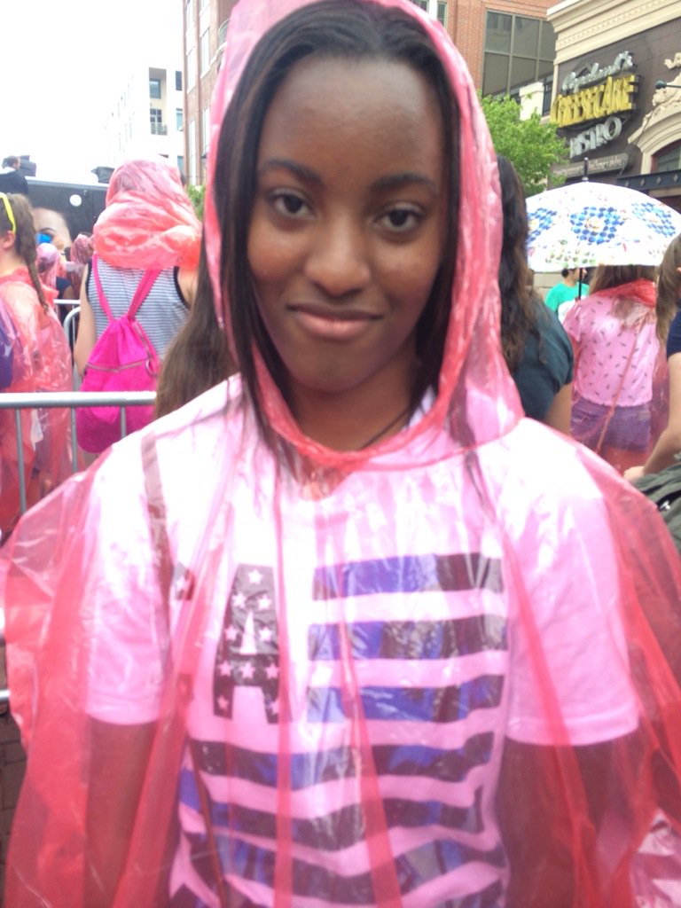 Breezinator5000's tweet photo. Waiting for @nickjonas and @ddlovato with @Kisha242 https://t.co/8dabinqeka
