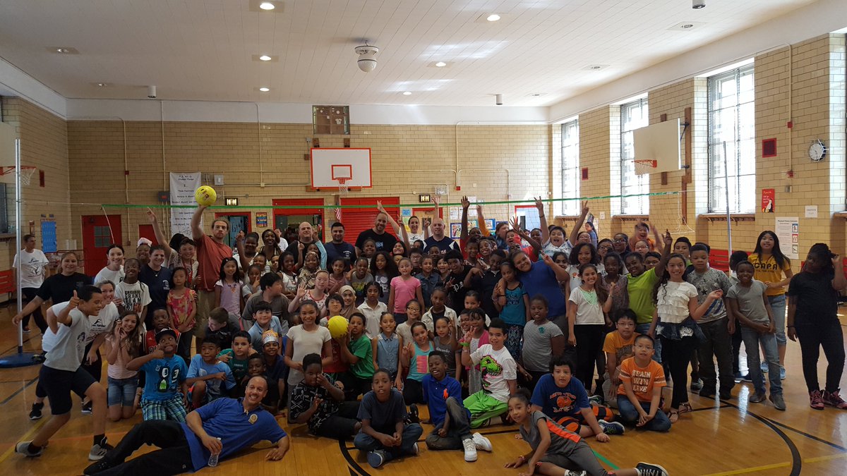 NYPD107Pct's tweet photo. #107PCT Challenges the children and staff of #PS201 to a friendly volleyball game #CopsandKids #NYPD #HappySummer https://t.co/ktJcNbh6FC