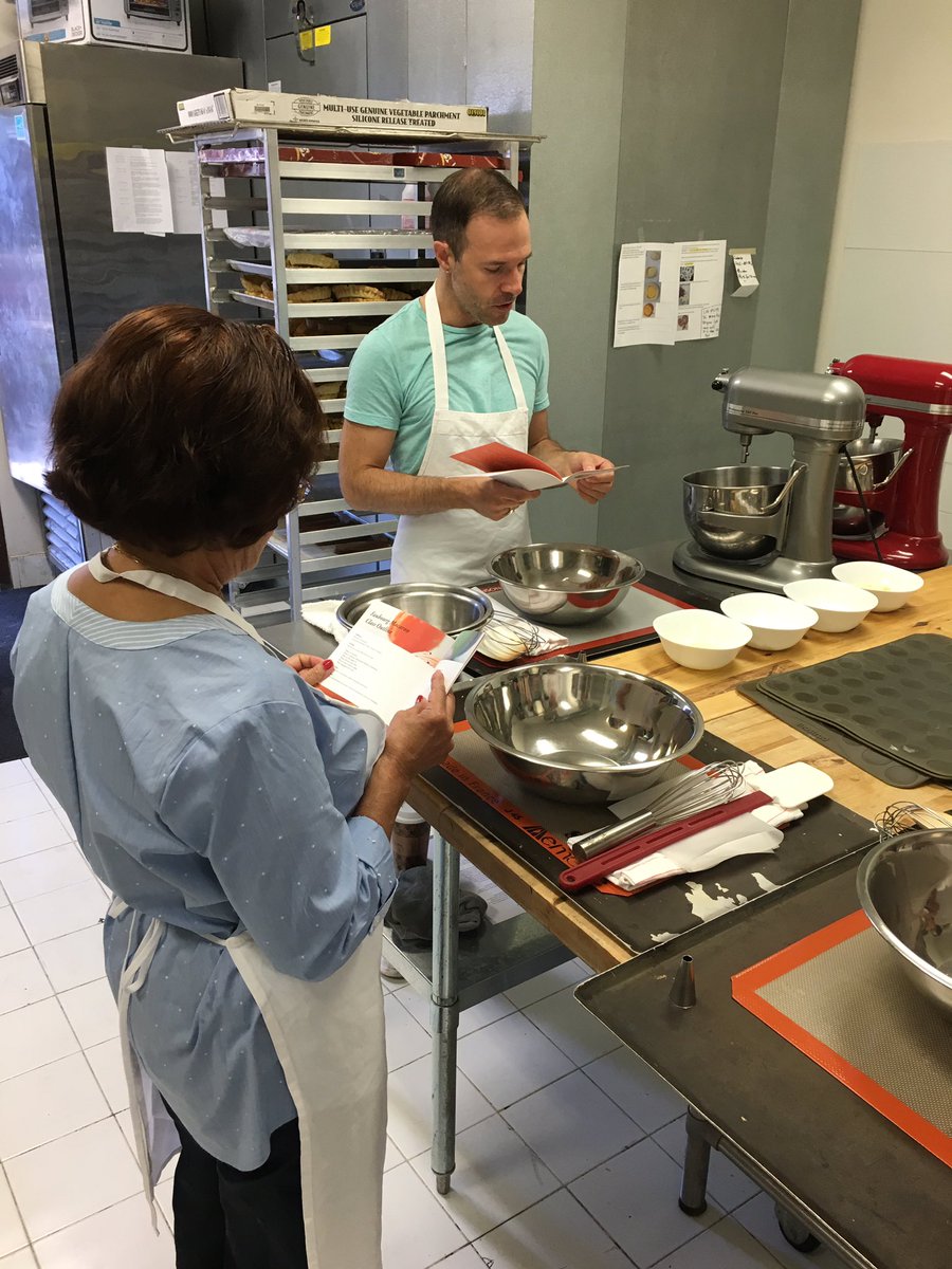 FaubourgBakery's tweet image. Our nice Pastry Chef beginning the macaron class 🤓
#macaronclass