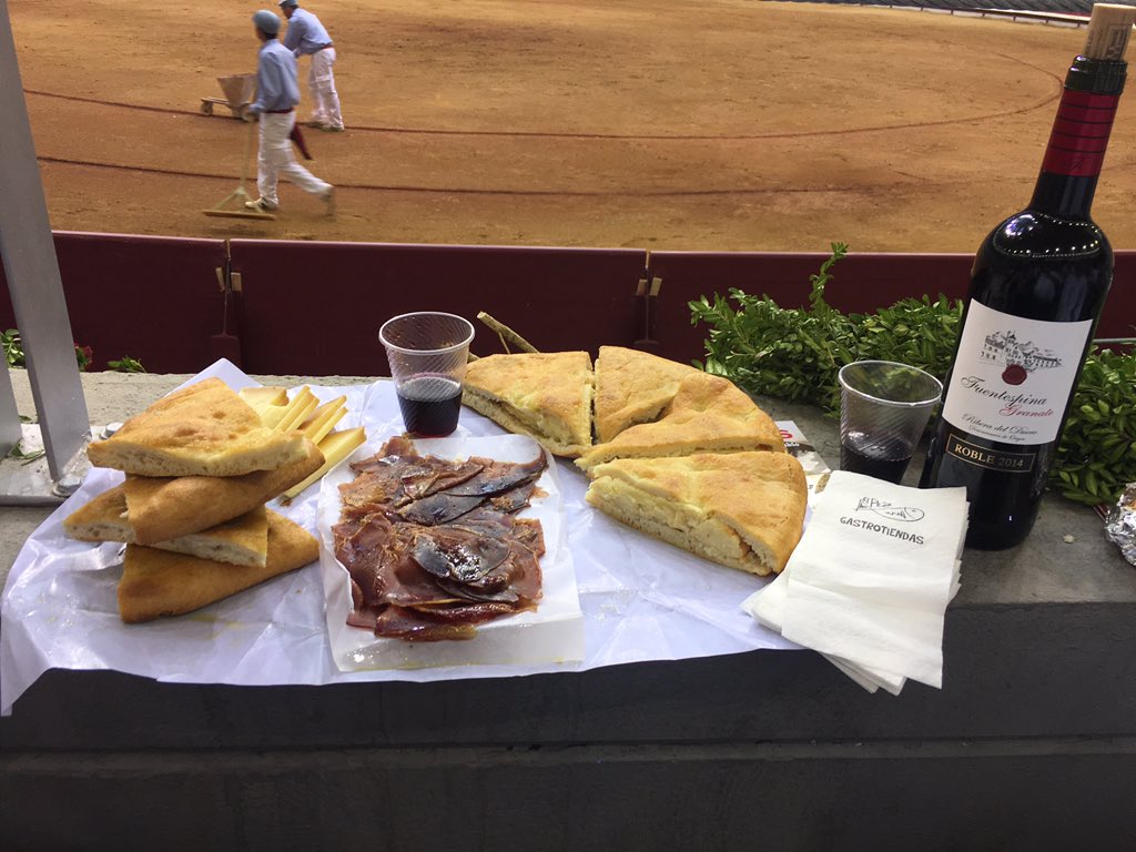 pablomanriquer's tweet photo. Señora merienda de @elpezdeburgos para una gran tarde toros https://t.co/snuJc5iVYg