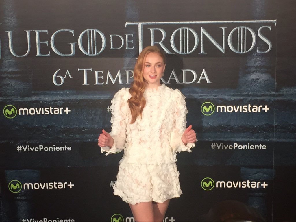 moviementarios's tweet photo. En presencia de @SophieT vamos a ver su charla! Mañana más fotos y en mejor calidad! @juegotronosplus #VivePoniente https://t.co/aXNPbnP9sW