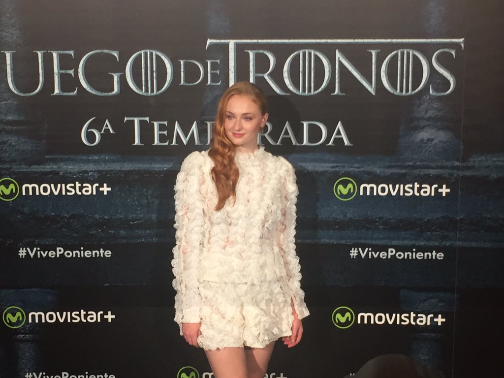 moviementarios's tweet photo. En presencia de @SophieT vamos a ver su charla! Mañana más fotos y en mejor calidad! @juegotronosplus #VivePoniente https://t.co/aXNPbnP9sW