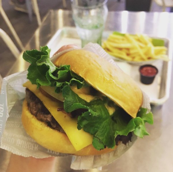 tgbcristina's tweet image. Come y HABLA ¡No podrás resistirte a contar lo buenas que están nuestras hamburguesas! 🍔😍
#ChesseBurger #TGBCristina