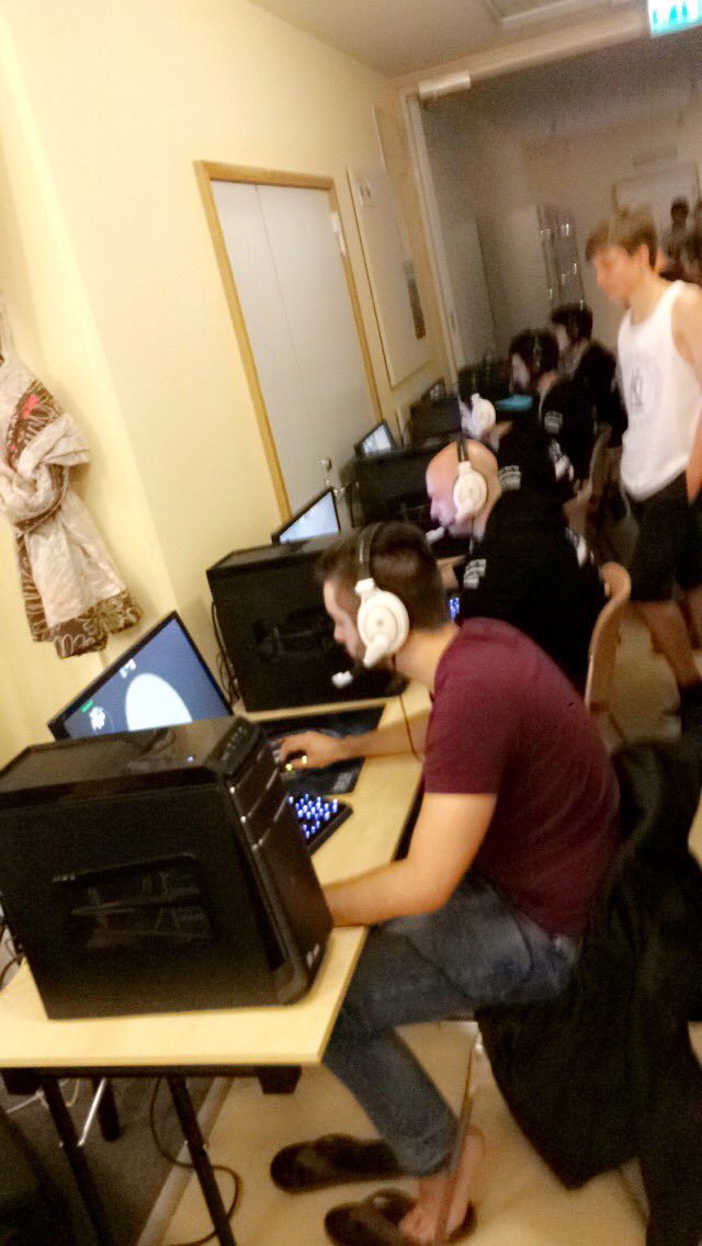 Nirvanaakanuci's tweet photo. 5 of our @area08official bois are playing against @clgaming atm!check it out on https://t.co/MfI8jVgtIx !! https://t.co/lki0bOUKrb